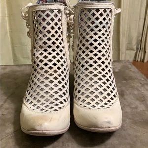 FREEBIRD BY STEVEN
Lazor Leather Ankle Boot